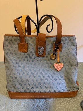 Dooney Bourke Tote Signature Blue Denim Monogram Canvas Medium Tote